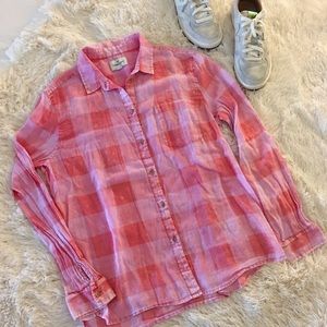 American Eagle • pink plaid distressed button up